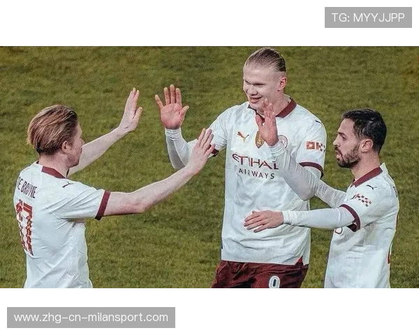 哈兰德训练中调皮与队友玩闹，团队氛围好评